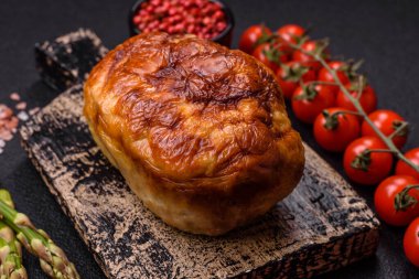 Lezzetli rulo veya tuzlu, baharatlı ve çimento kaplı ev yapımı tavuk sosisi.