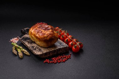 Lezzetli rulo veya tuzlu, baharatlı ve çimento kaplı ev yapımı tavuk sosisi.