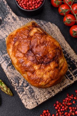 Lezzetli rulo veya tuzlu, baharatlı ve çimento kaplı ev yapımı tavuk sosisi.