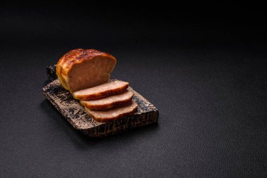 Lezzetli rulo veya tuzlu, baharatlı ve çimento kaplı ev yapımı tavuk sosisi.