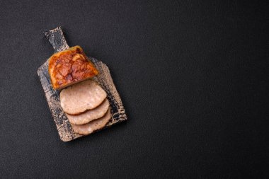 Lezzetli rulo veya tuzlu, baharatlı ve çimento kaplı ev yapımı tavuk sosisi.