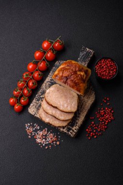 Lezzetli rulo veya tuzlu, baharatlı ve çimento kaplı ev yapımı tavuk sosisi.