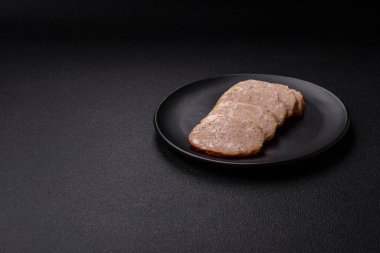 Lezzetli rulo veya tuzlu, baharatlı ve çimento kaplı ev yapımı tavuk sosisi.