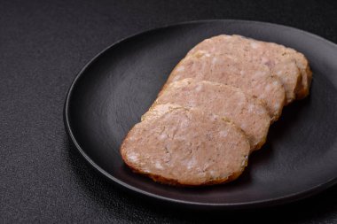 Lezzetli rulo veya tuzlu, baharatlı ve çimento kaplı ev yapımı tavuk sosisi.