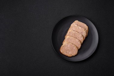 Lezzetli rulo veya tuzlu, baharatlı ve çimento kaplı ev yapımı tavuk sosisi.