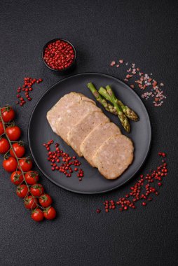 Lezzetli rulo veya tuzlu, baharatlı ve çimento kaplı ev yapımı tavuk sosisi.