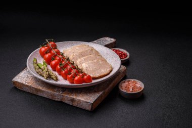 Lezzetli rulo veya tuzlu, baharatlı ve çimento kaplı ev yapımı tavuk sosisi.