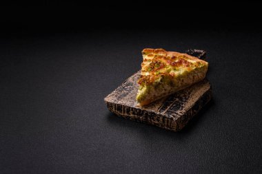 Brokolili, peynirli, tavuklu, baharatlı ve otlu nefis kiş.