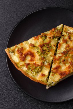 Brokolili, peynirli, tavuklu, baharatlı ve otlu nefis kiş.