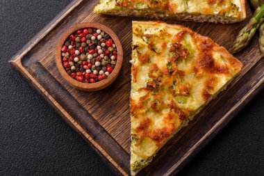 Brokolili, peynirli, tavuklu, baharatlı ve otlu nefis kiş.