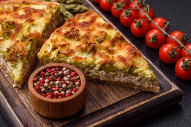 Brokolili, peynirli, tavuklu, baharatlı ve otlu nefis kiş.