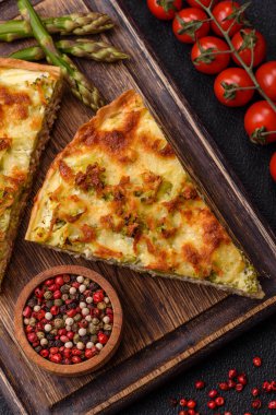 Brokolili, peynirli, tavuklu, baharatlı ve otlu nefis kiş.