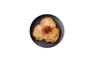 Lezzetli kızarmış tavuk pirzolası, tuzlu, baharatlı ve çimento kaplı.