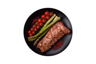 Tuz, baharat ve otlarla marine edilmiş çiğ domuz pirzolası.