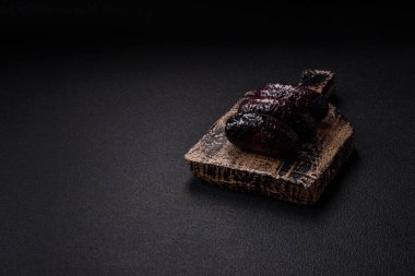 Lezzetli siyah kan sosisi veya siyah beton arka planda ızgara baharat ve otlu kara puding.