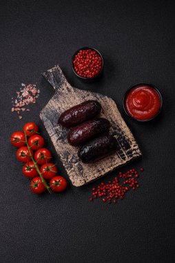 Lezzetli siyah kan sosisi veya siyah beton arka planda ızgara baharat ve otlu kara puding.