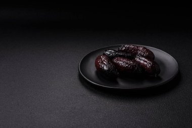 Lezzetli siyah kan sosisi veya siyah beton arka planda ızgara baharat ve otlu kara puding.