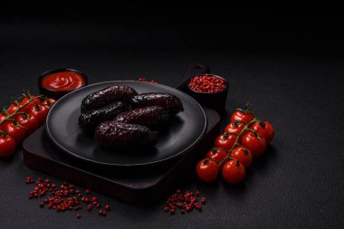 Lezzetli siyah kan sosisi veya siyah beton arka planda ızgara baharat ve otlu kara puding.