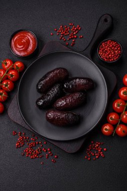 Lezzetli siyah kan sosisi veya siyah beton arka planda ızgara baharat ve otlu kara puding.
