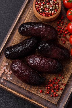 Lezzetli siyah kan sosisi veya siyah beton arka planda ızgara baharat ve otlu kara puding.