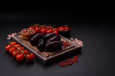 Lezzetli siyah kan sosisi veya siyah beton arka planda ızgara baharat ve otlu kara puding.