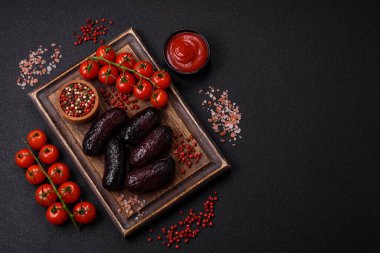 Lezzetli siyah kan sosisi veya siyah beton arka planda ızgara baharat ve otlu kara puding.