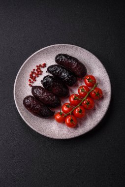 Lezzetli siyah kan sosisi veya siyah beton arka planda ızgara baharat ve otlu kara puding.