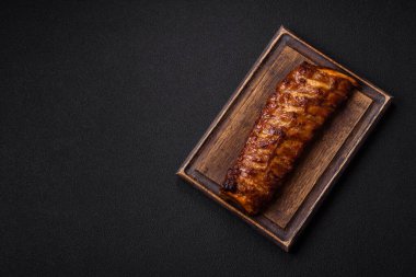 Lezzetli ızgara pirzola, ballı ve hardal soslu, tuzlu, baharatlı ve çimento kaplı.