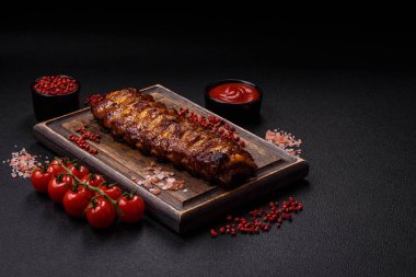 Lezzetli ızgara pirzola, ballı ve hardal soslu, tuzlu, baharatlı ve çimento kaplı.