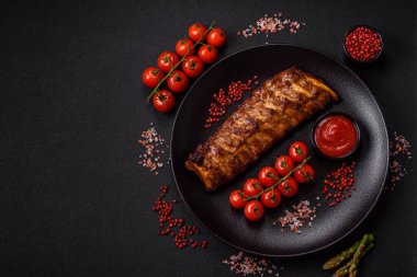 Lezzetli ızgara pirzola, ballı ve hardal soslu, tuzlu, baharatlı ve çimento kaplı.