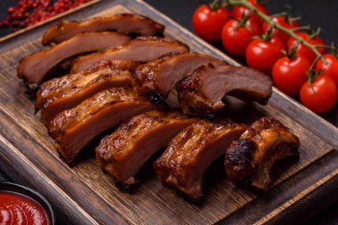 Lezzetli ızgara pirzola, ballı ve hardal soslu, tuzlu, baharatlı ve çimento kaplı.