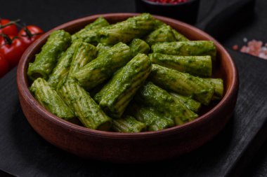 Ispanak soslu lezzetli makarna, zeytinyağı ve parmesan peyniri ile tuzlu, baharatlı ve çimento kaplı otlar.