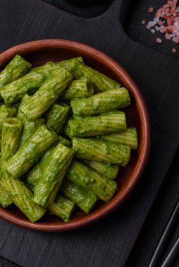 Ispanak soslu lezzetli makarna, zeytinyağı ve parmesan peyniri ile tuzlu, baharatlı ve çimento kaplı otlar.