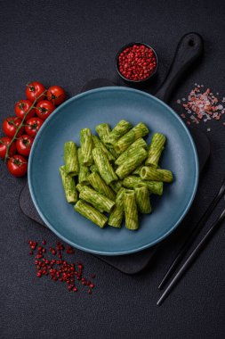 Ispanak soslu lezzetli makarna, zeytinyağı ve parmesan peyniri ile tuzlu, baharatlı ve çimento kaplı otlar.