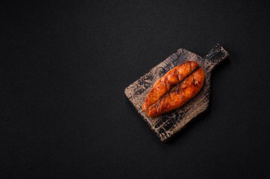 Taze pişirilmiş lezzetli somon bifteği, baharatlar ve ızgarada pişirilmiş otlar. Sağlıklı deniz ürünleri