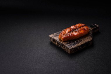 Taze pişirilmiş lezzetli somon bifteği, baharatlar ve ızgarada pişirilmiş otlar. Sağlıklı deniz ürünleri