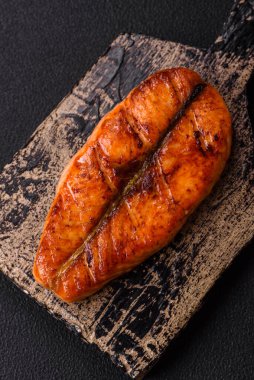 Taze pişirilmiş lezzetli somon bifteği, baharatlar ve ızgarada pişirilmiş otlar. Sağlıklı deniz ürünleri