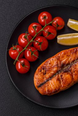 Taze pişirilmiş lezzetli somon bifteği, baharatlar ve ızgarada pişirilmiş otlar. Sağlıklı deniz ürünleri