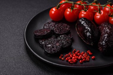 Lezzetli siyah kan sosisi veya siyah beton arka planda ızgara baharat ve otlu kara puding.