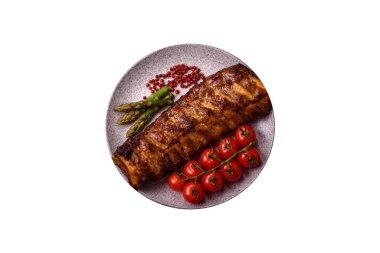 Lezzetli ızgara pirzola, ballı ve hardal soslu, tuzlu, baharatlı ve çimento kaplı.