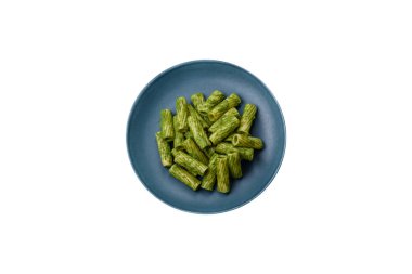 Ispanak soslu lezzetli makarna, zeytinyağı ve parmesan peyniri ile tuzlu, baharatlı ve çimento kaplı otlar.