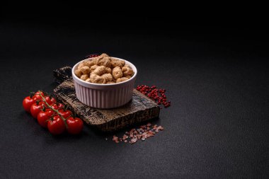 Kuru soya fasulyesi topakları, vejetaryen ve vejetaryen mutfağı için diyet yiyecekler koyu beton arka planda.