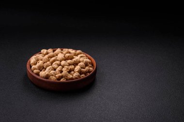 Kuru soya fasulyesi topakları, vejetaryen ve vejetaryen mutfağı için diyet yiyecekler koyu beton arka planda.
