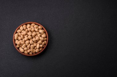 Kuru soya fasulyesi topakları, vejetaryen ve vejetaryen mutfağı için diyet yiyecekler koyu beton arka planda.