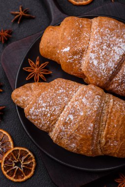 Lezzetli çıtır kruvasan, koyu beton arka planda çikolata dolgulu.