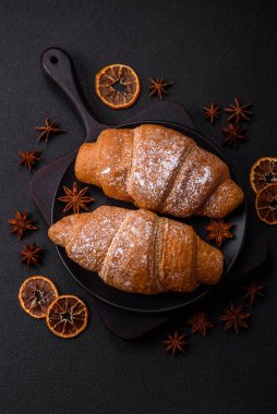 Lezzetli çıtır kruvasan, koyu beton arka planda çikolata dolgulu.