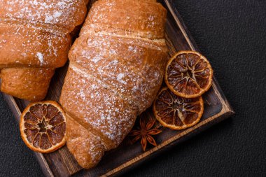 Lezzetli çıtır kruvasan, koyu beton arka planda çikolata dolgulu.