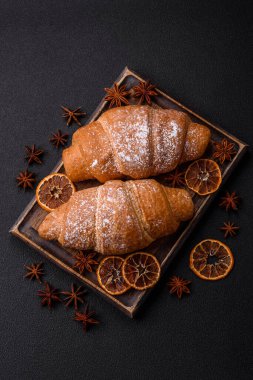 Lezzetli çıtır kruvasan, koyu beton arka planda çikolata dolgulu.