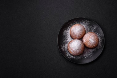 Koyu beton arkaplanda narenciye aromalı ev yapımı peynirli çörekler.