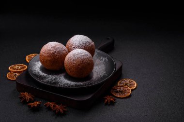 Koyu beton arkaplanda narenciye aromalı ev yapımı peynirli çörekler.